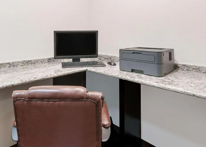 Days Inn & Suites By Wyndham Dallas
